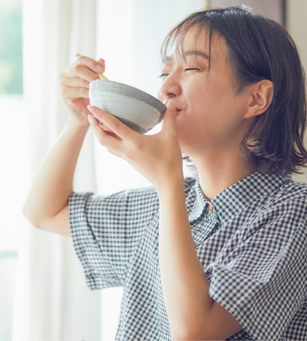 大阪府八尾市の障がい者グループホームで食事をする入居者の様子