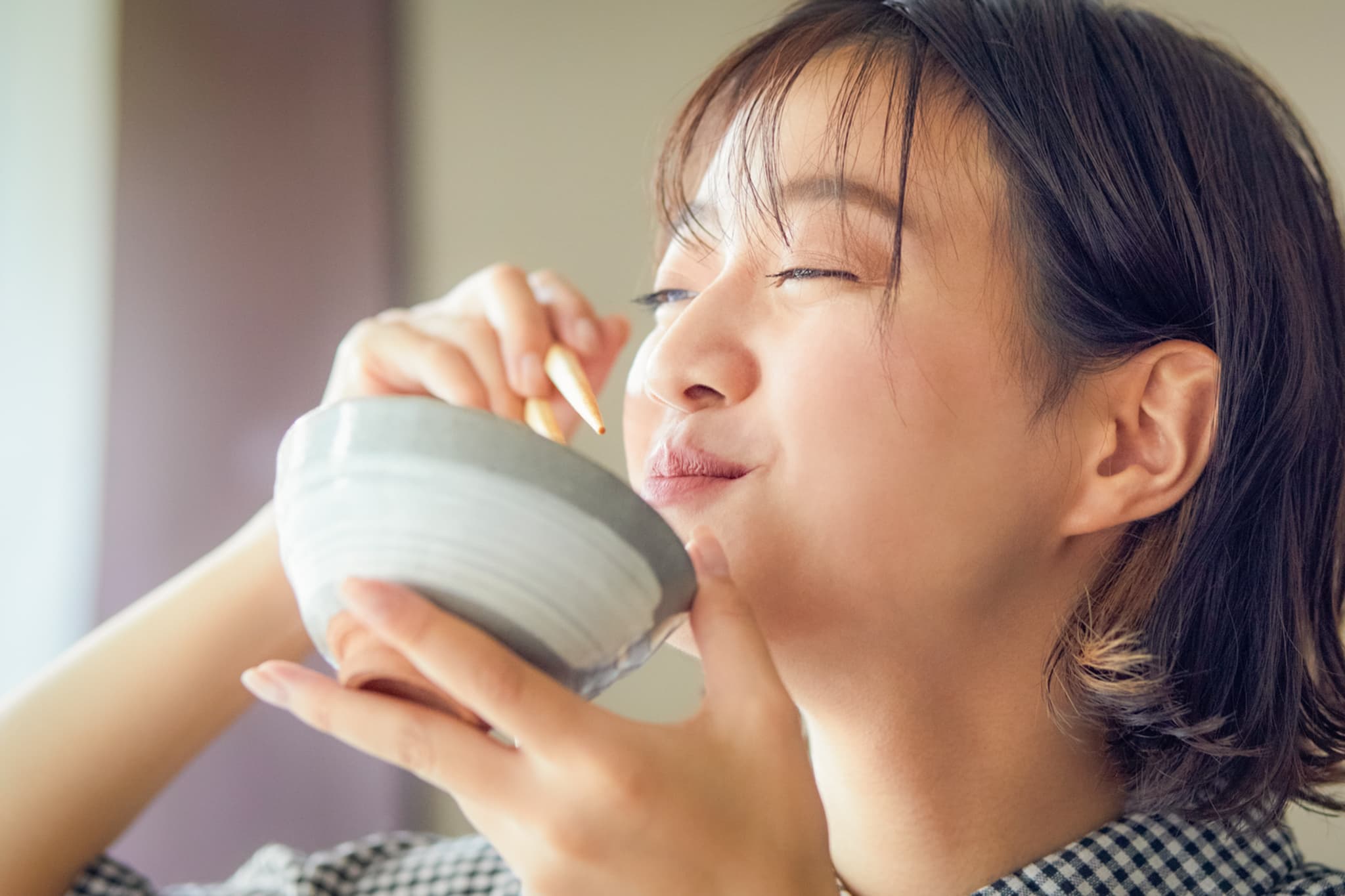 八尾市のグループホームで食事をする入居者の様子