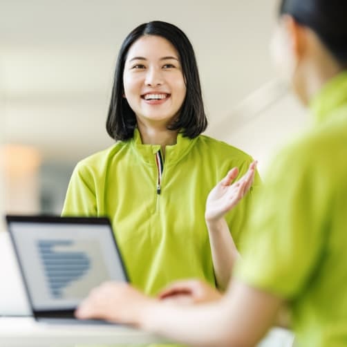 八尾市の障害者グループホームで働いている女性の様子